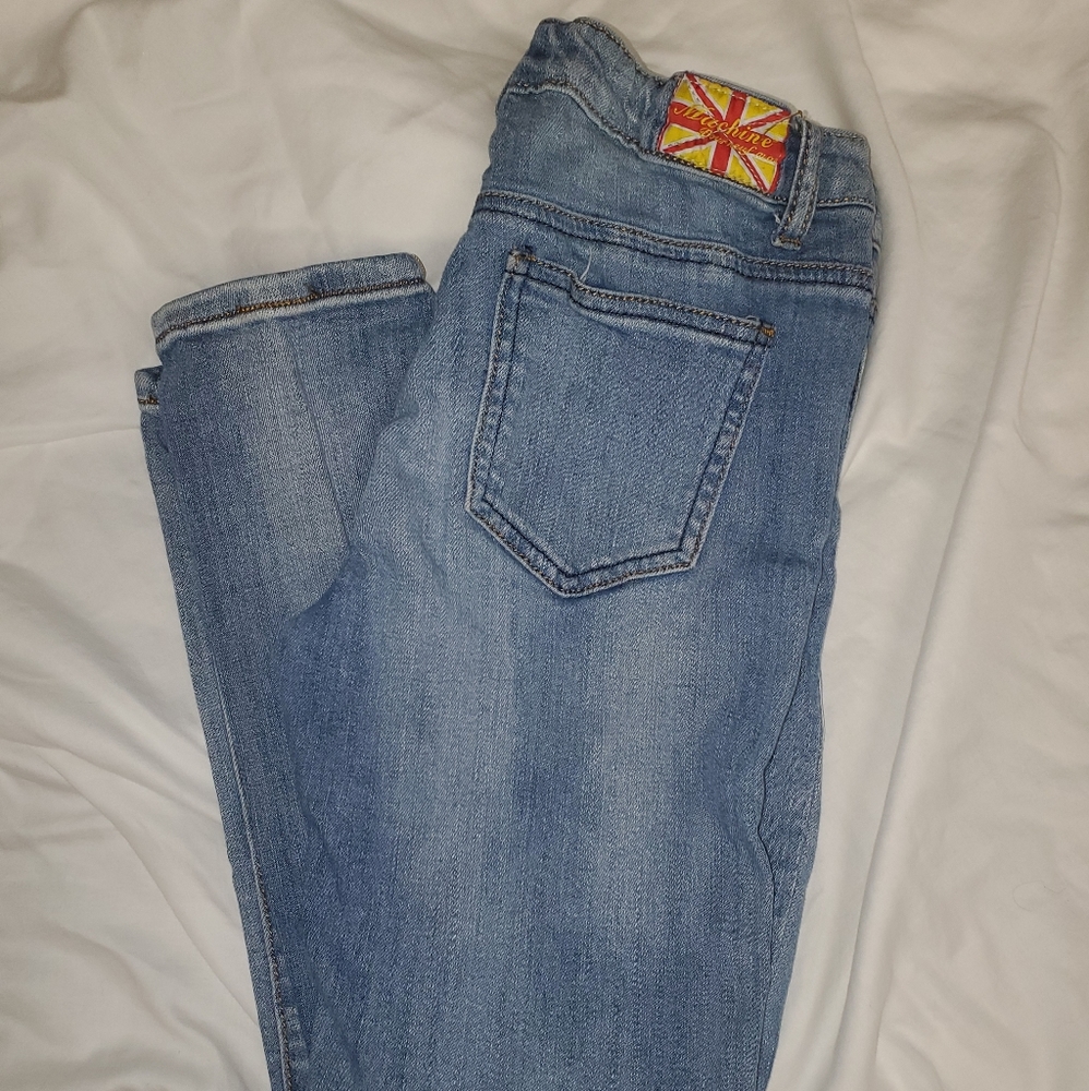Machine light wash ripped jeans.